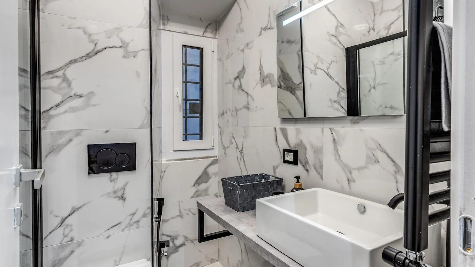 Kira Luxury Apartment With Terrace Rom