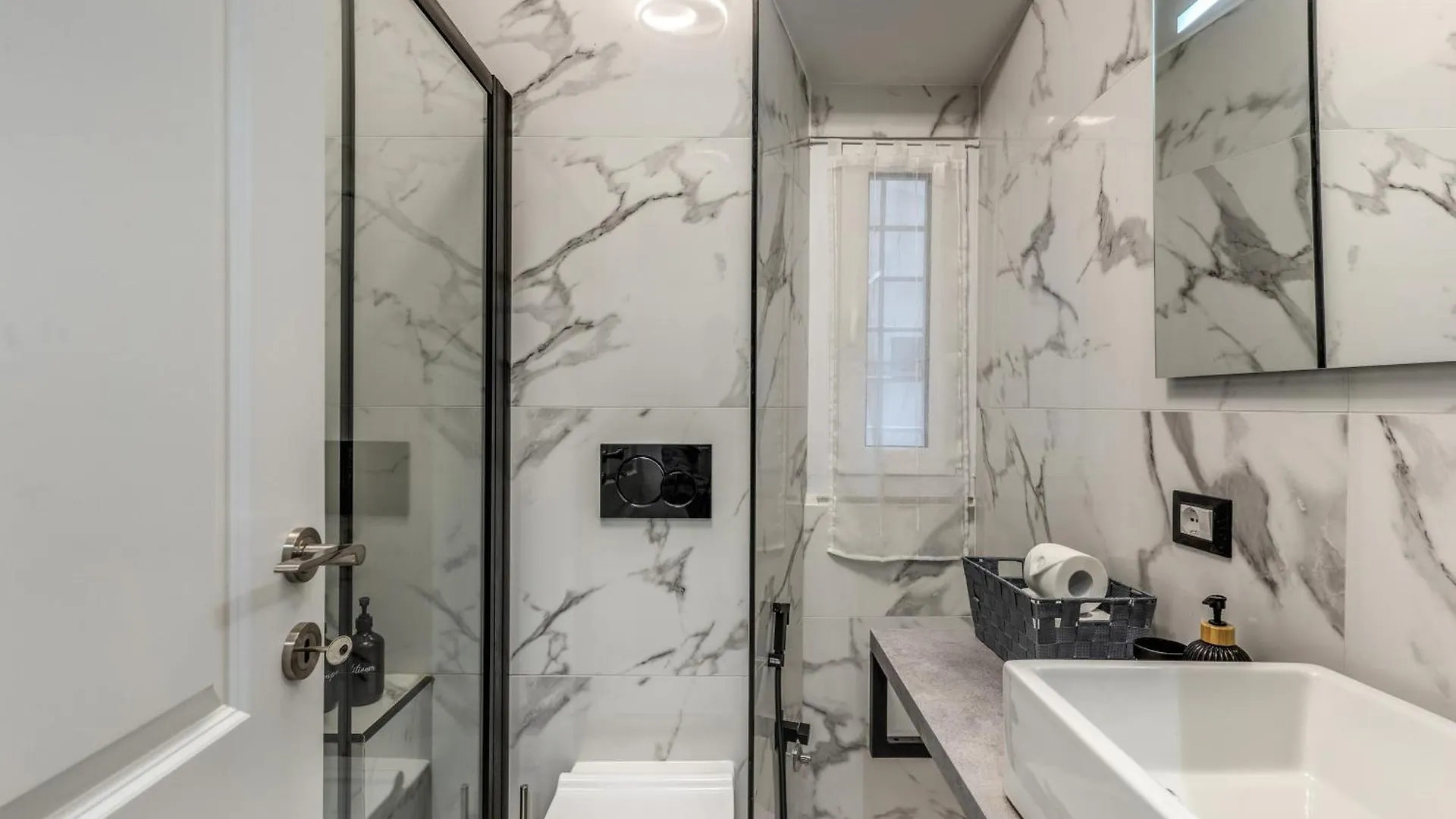 Kira Luxury Apartment With Terrace Rom